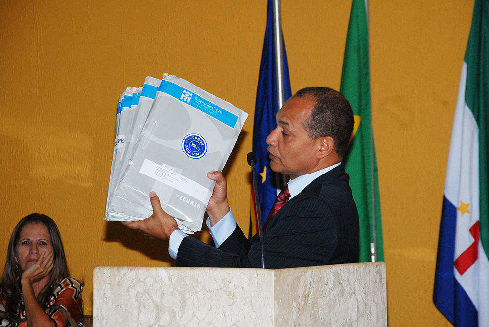 Parlamento aprova contas de 2006 do ex-prefeito Jairo Pereira 