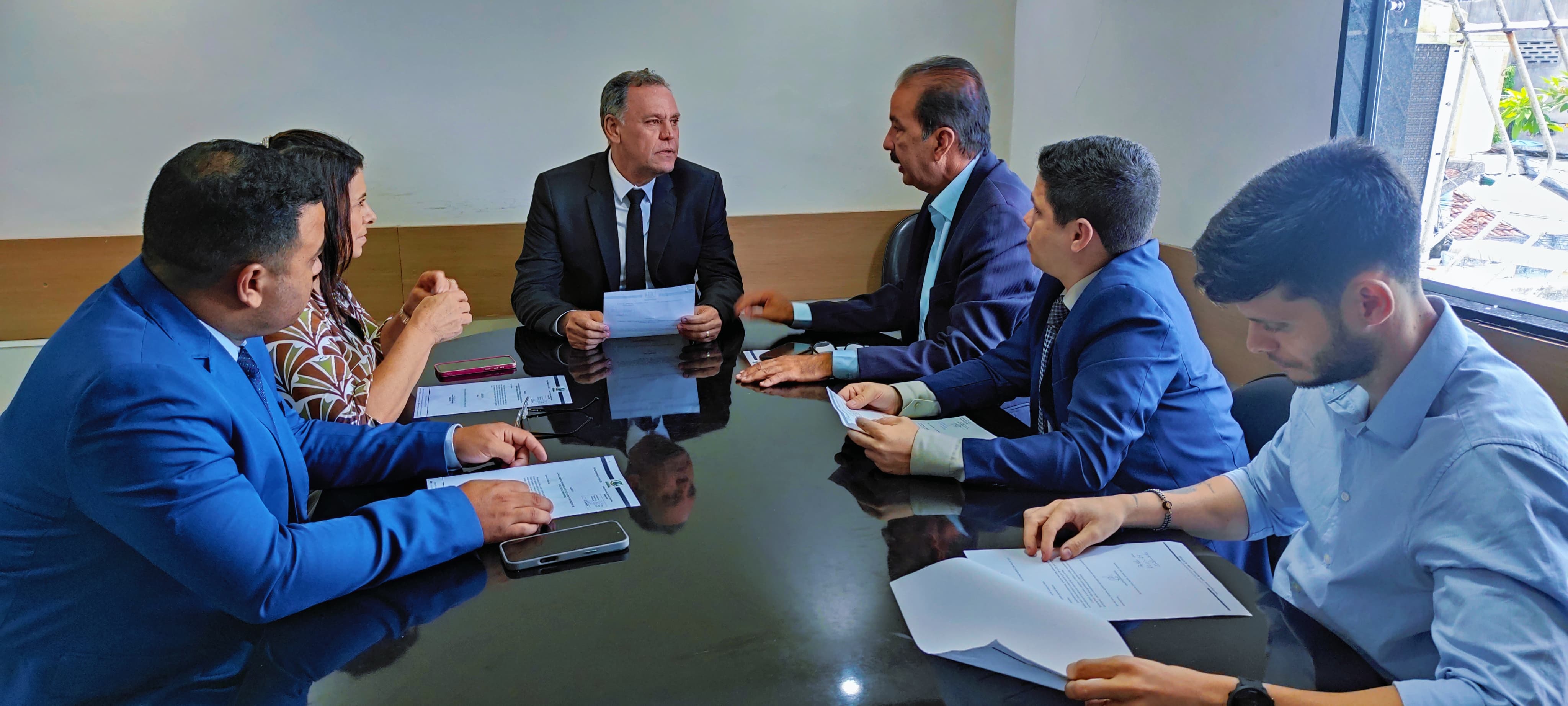 Reunião da Comissão de Obras elabora parecer pela Aprovação do Novo Código de Obras com Relatoria do Vereador Dr. Gabriel